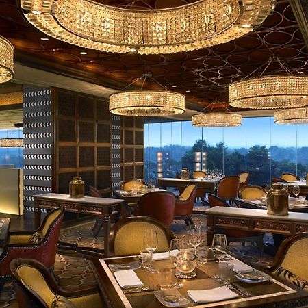 The Leela Ambience Gurugram Hotel & Residences - The Luxury Urban Sanctuary Gurgáon Restaurace fotografie The interior of the restaurant