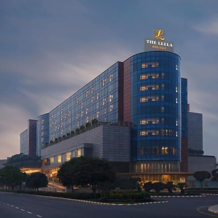 The Leela Ambience Gurugram Hotel & Residences - The Luxury Urban Sanctuary Gurgáon Exteriér fotografie The hotel at night
