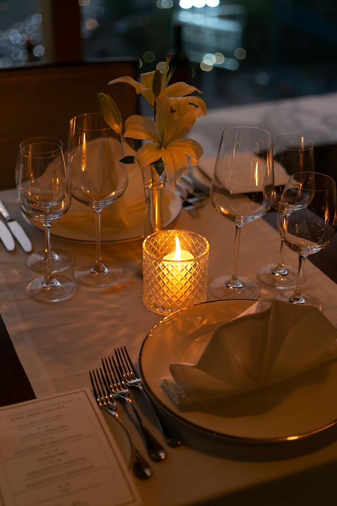The Leela Ambience Gurugram Hotel & Residences - The Luxury Urban Sanctuary Gurgáon Exteriér fotografie A candle on a dinner table
