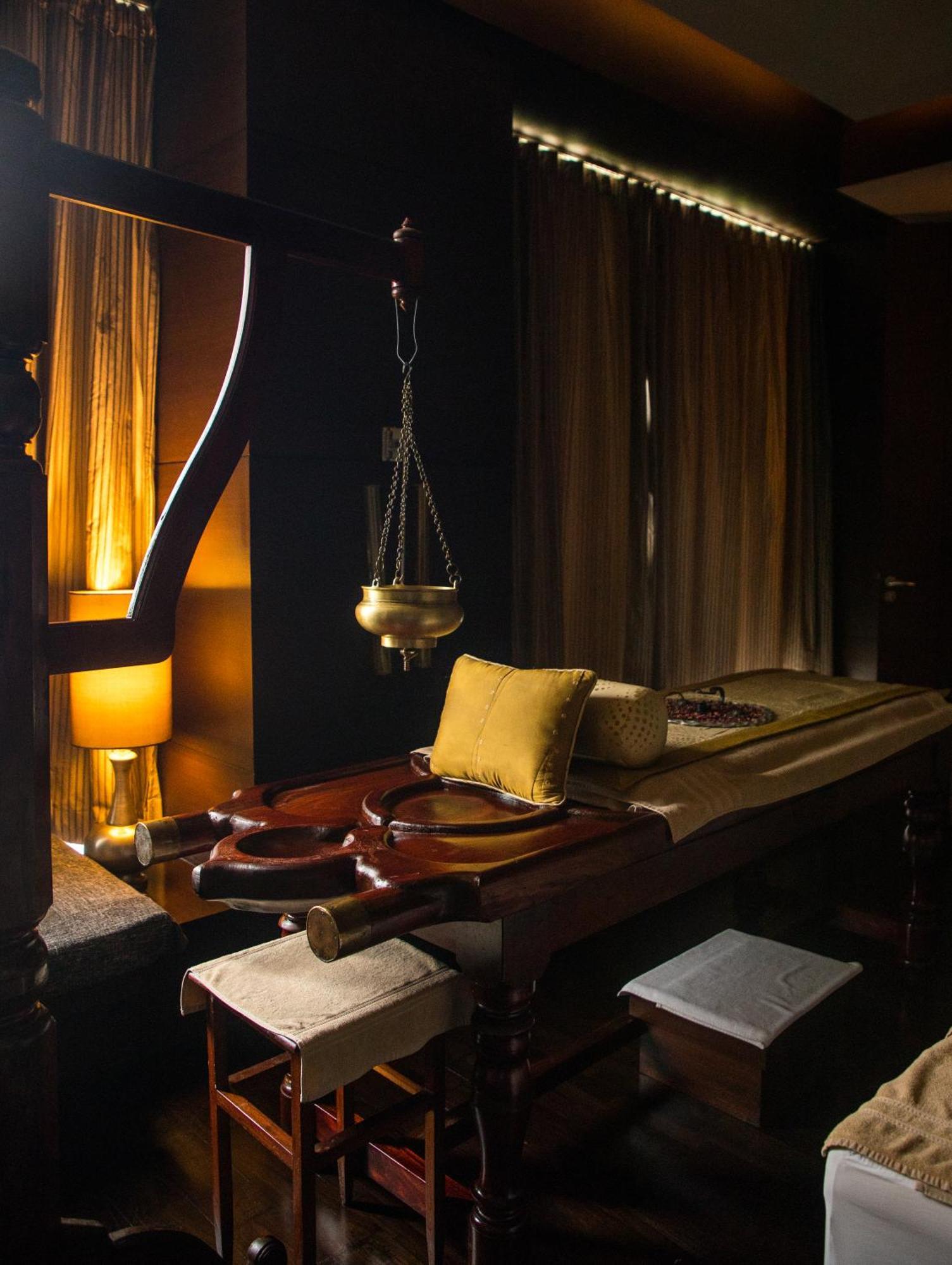 The Leela Ambience Gurugram Hotel & Residences - The Luxury Urban Sanctuary Gurgáon Exteriér fotografie Ayurvedic massage table