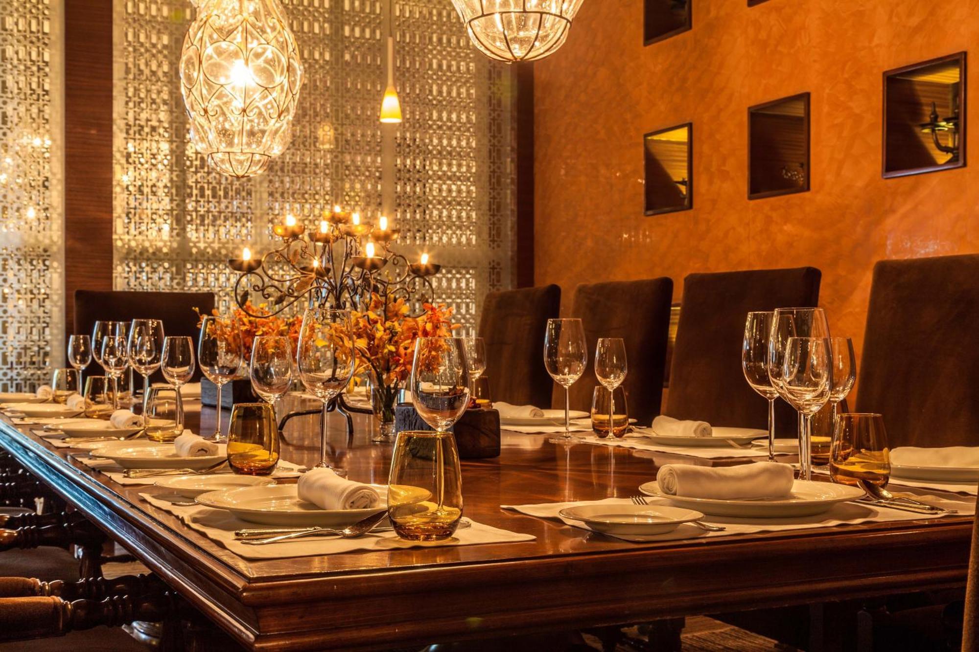 The Leela Ambience Gurugram Hotel & Residences - The Luxury Urban Sanctuary Gurgáon Exteriér fotografie A dining room table set for a meal
