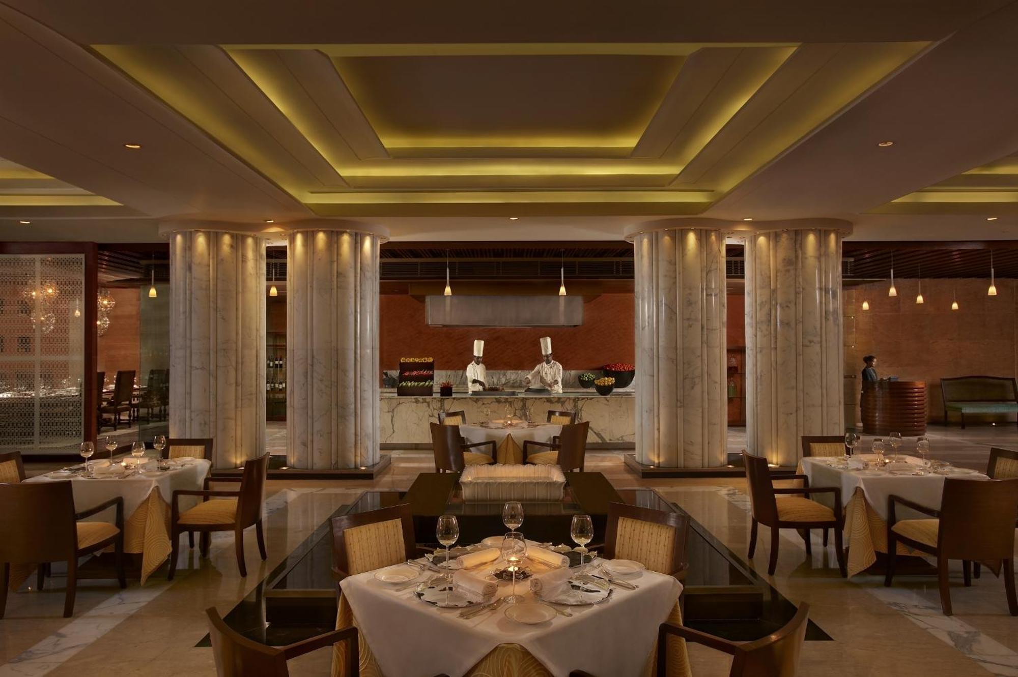 The Leela Ambience Gurugram Hotel & Residences - The Luxury Urban Sanctuary Gurgáon Restaurace fotografie The restaurant