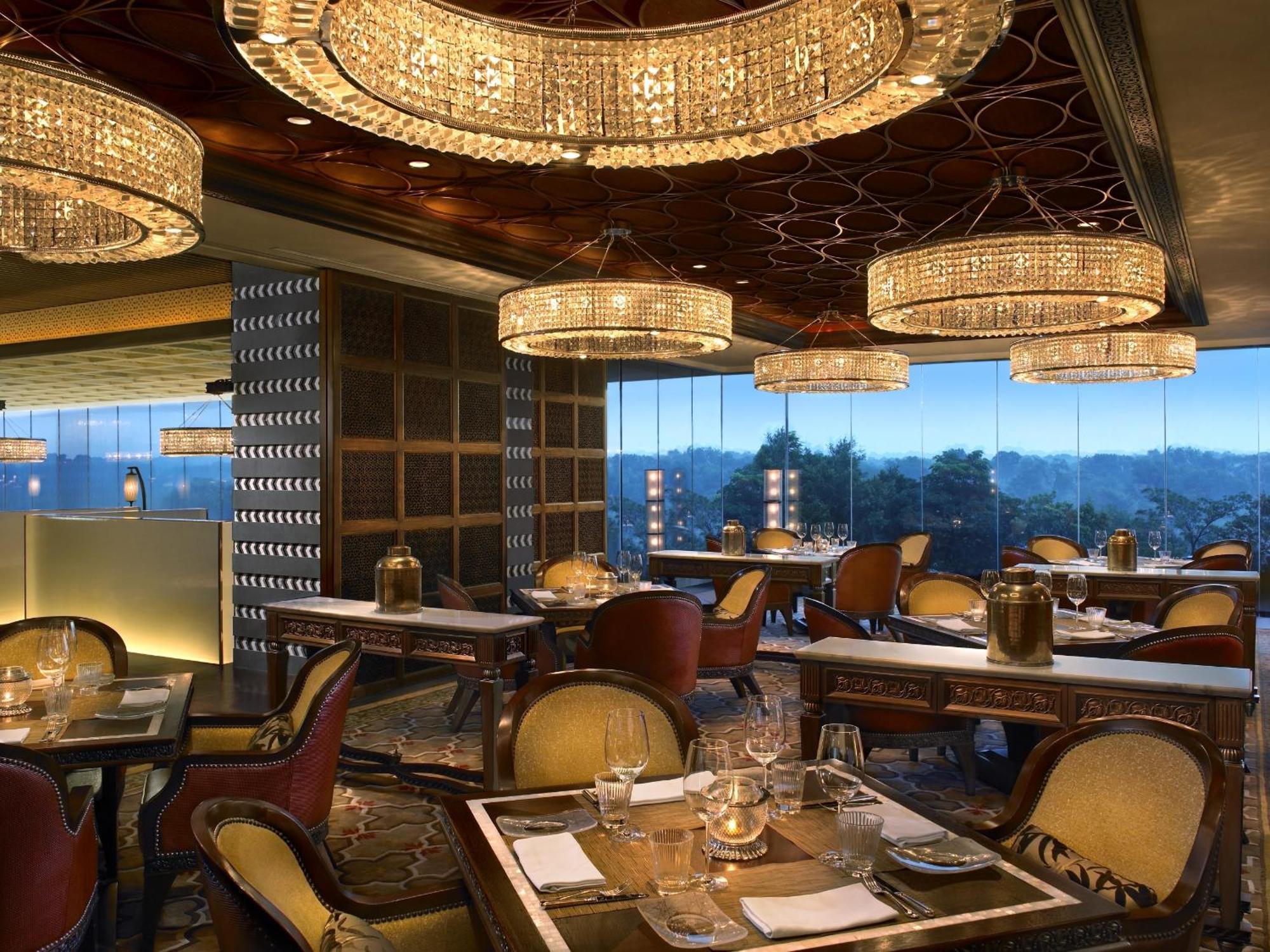 The Leela Ambience Gurugram Hotel & Residences - The Luxury Urban Sanctuary Gurgáon Restaurace fotografie The interior of the restaurant