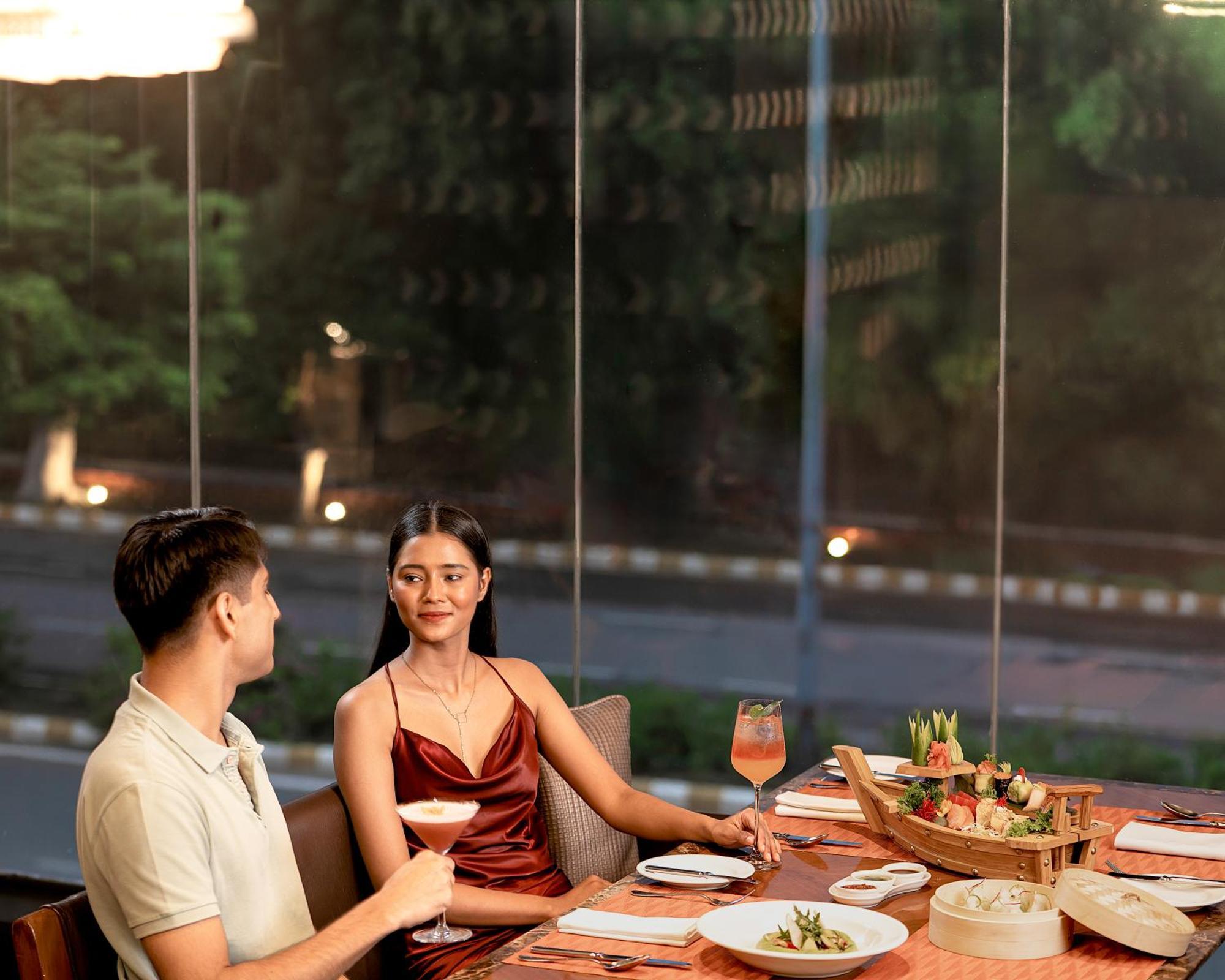 The Leela Ambience Gurugram Hotel & Residences - The Luxury Urban Sanctuary Gurgáon Exteriér fotografie A couple dining at the restaurant