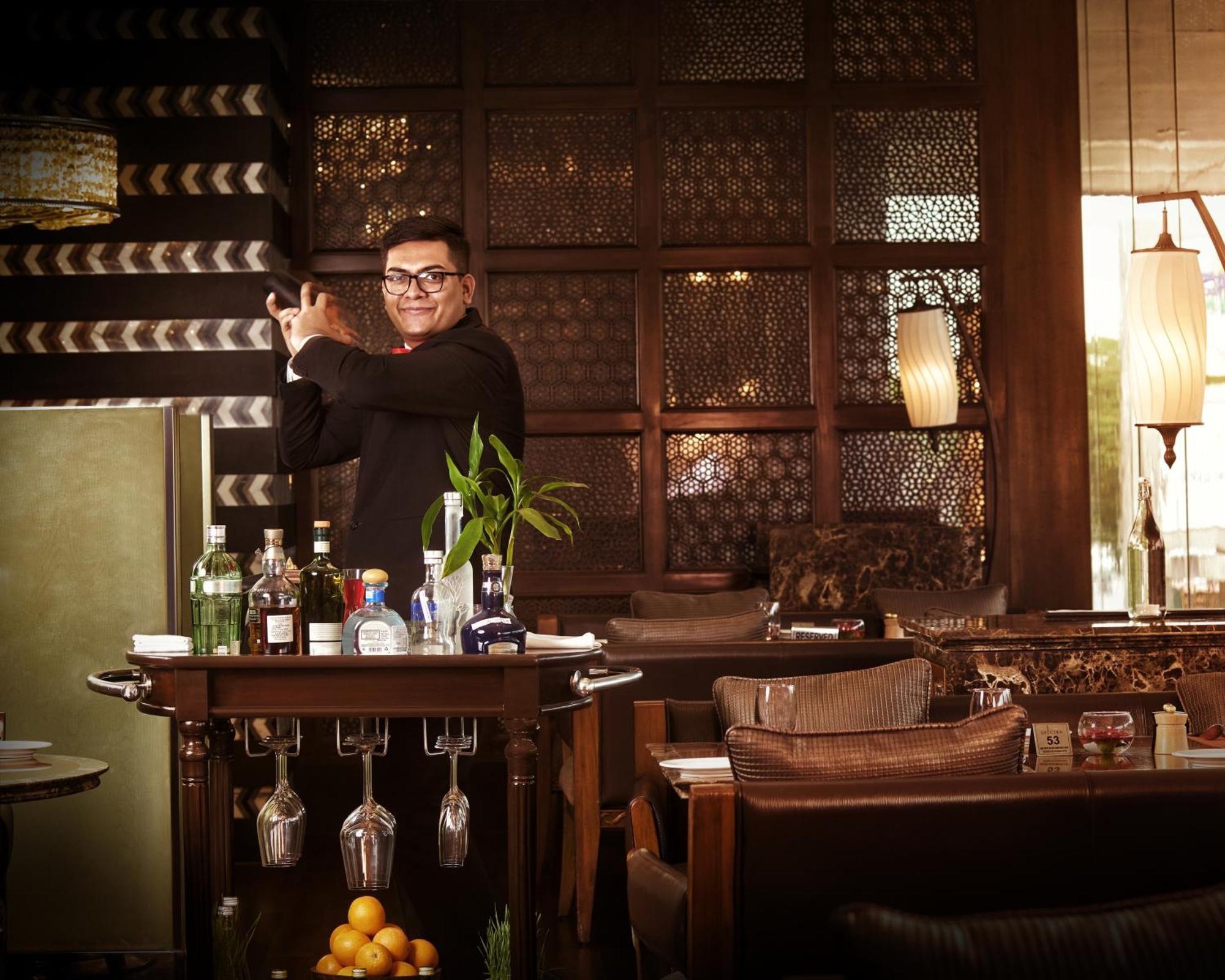 The Leela Ambience Gurugram Hotel & Residences - The Luxury Urban Sanctuary Gurgáon Exteriér fotografie A bartender at work
