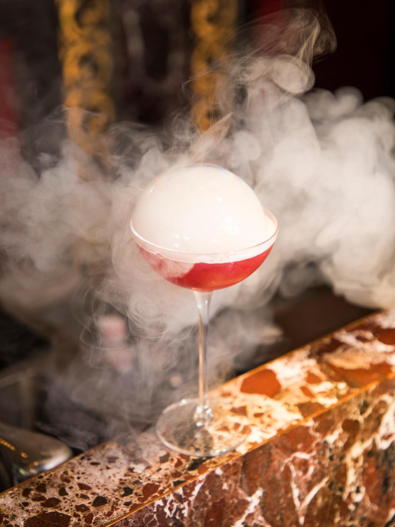 The Leela Ambience Gurugram Hotel & Residences - The Luxury Urban Sanctuary Gurgáon Exteriér fotografie A dry ice cocktail