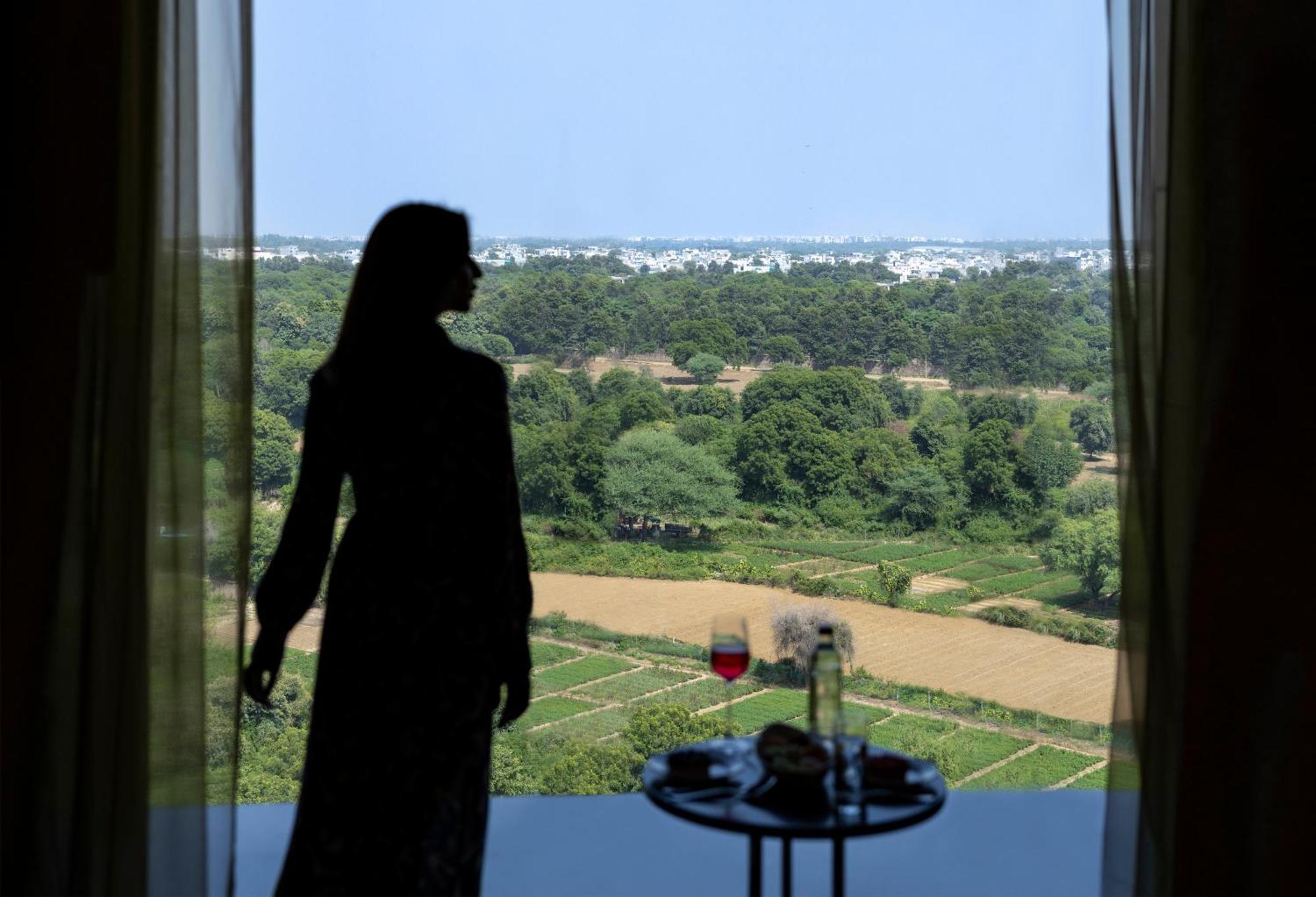 The Leela Ambience Gurugram Hotel & Residences - The Luxury Urban Sanctuary Gurgáon Exteriér fotografie View from the hotel