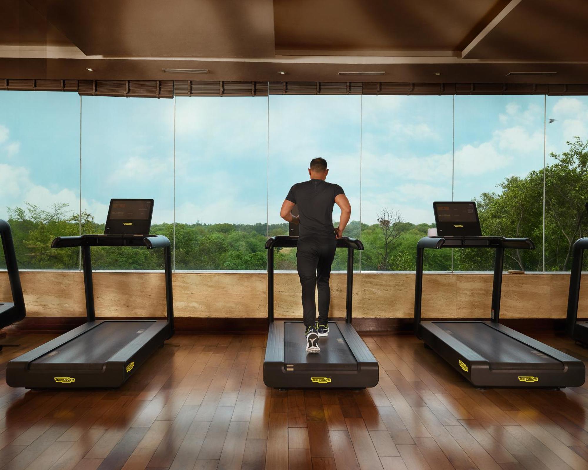The Leela Ambience Gurugram Hotel & Residences - The Luxury Urban Sanctuary Gurgáon Exteriér fotografie A man on a treadmill