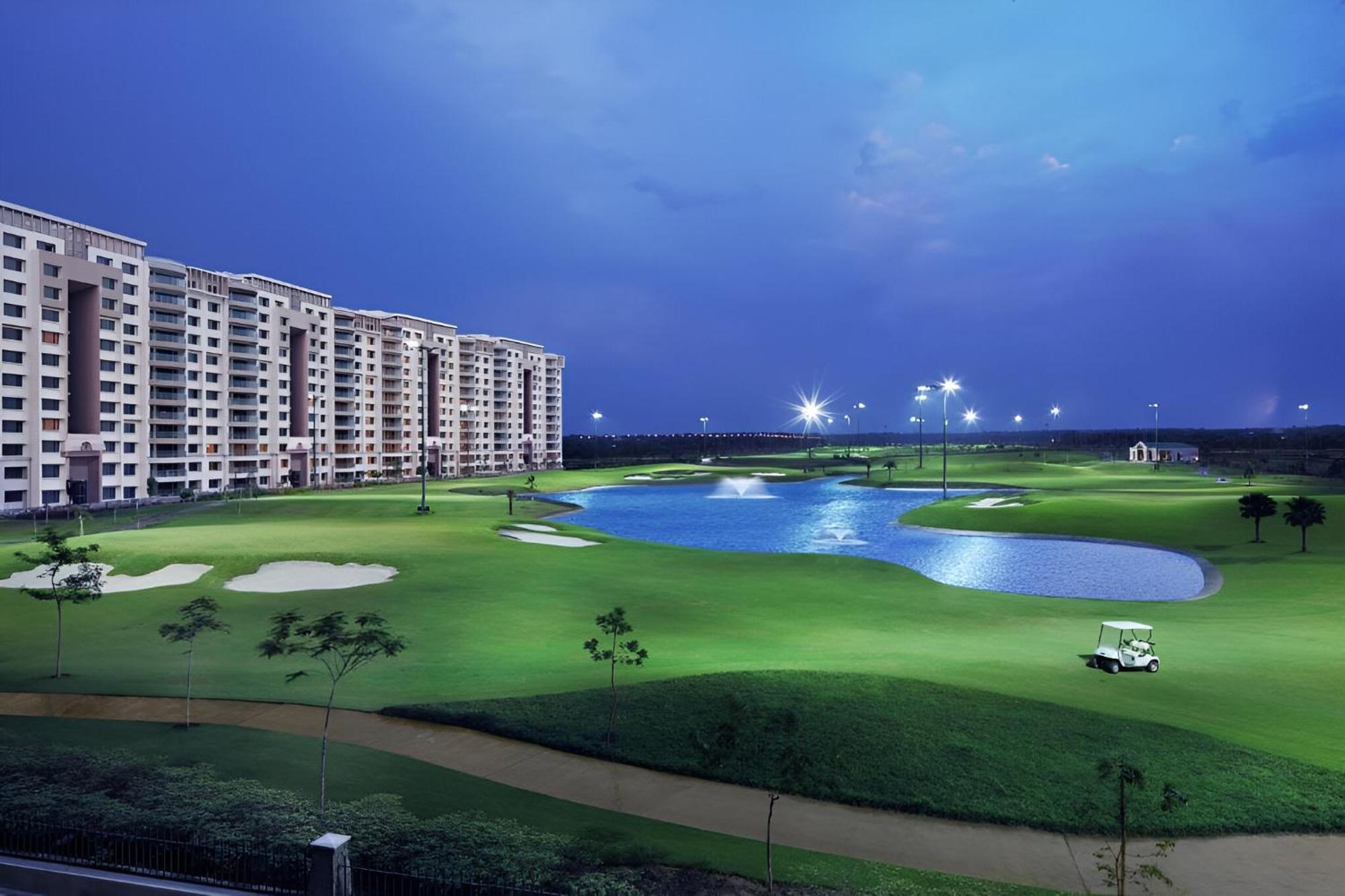 The Leela Ambience Gurugram Hotel & Residences - The Luxury Urban Sanctuary Gurgáon Exteriér fotografie Golf Course at the City of Dreams Manila