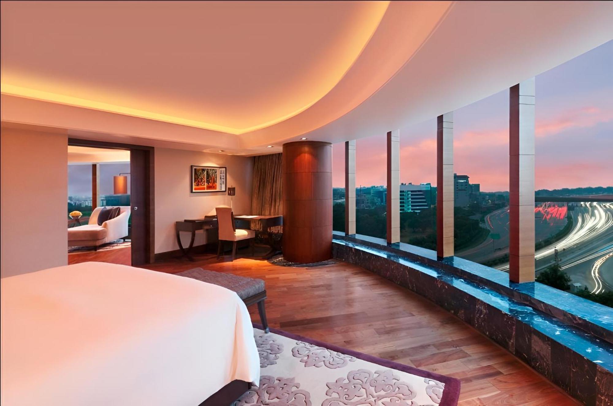 The Leela Ambience Gurugram Hotel & Residences - The Luxury Urban Sanctuary Gurgáon Exteriér fotografie A suite at the hotel