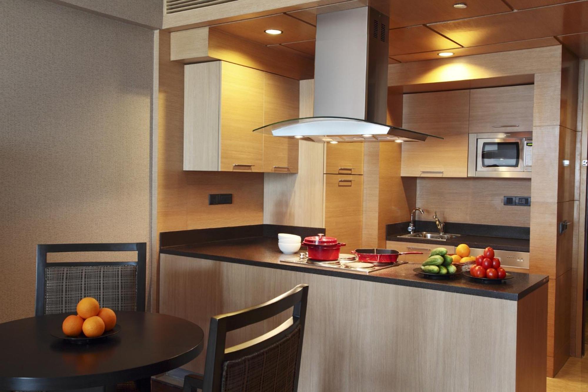 The Leela Ambience Gurugram Hotel & Residences - The Luxury Urban Sanctuary Gurgáon Exteriér fotografie A modern kitchen