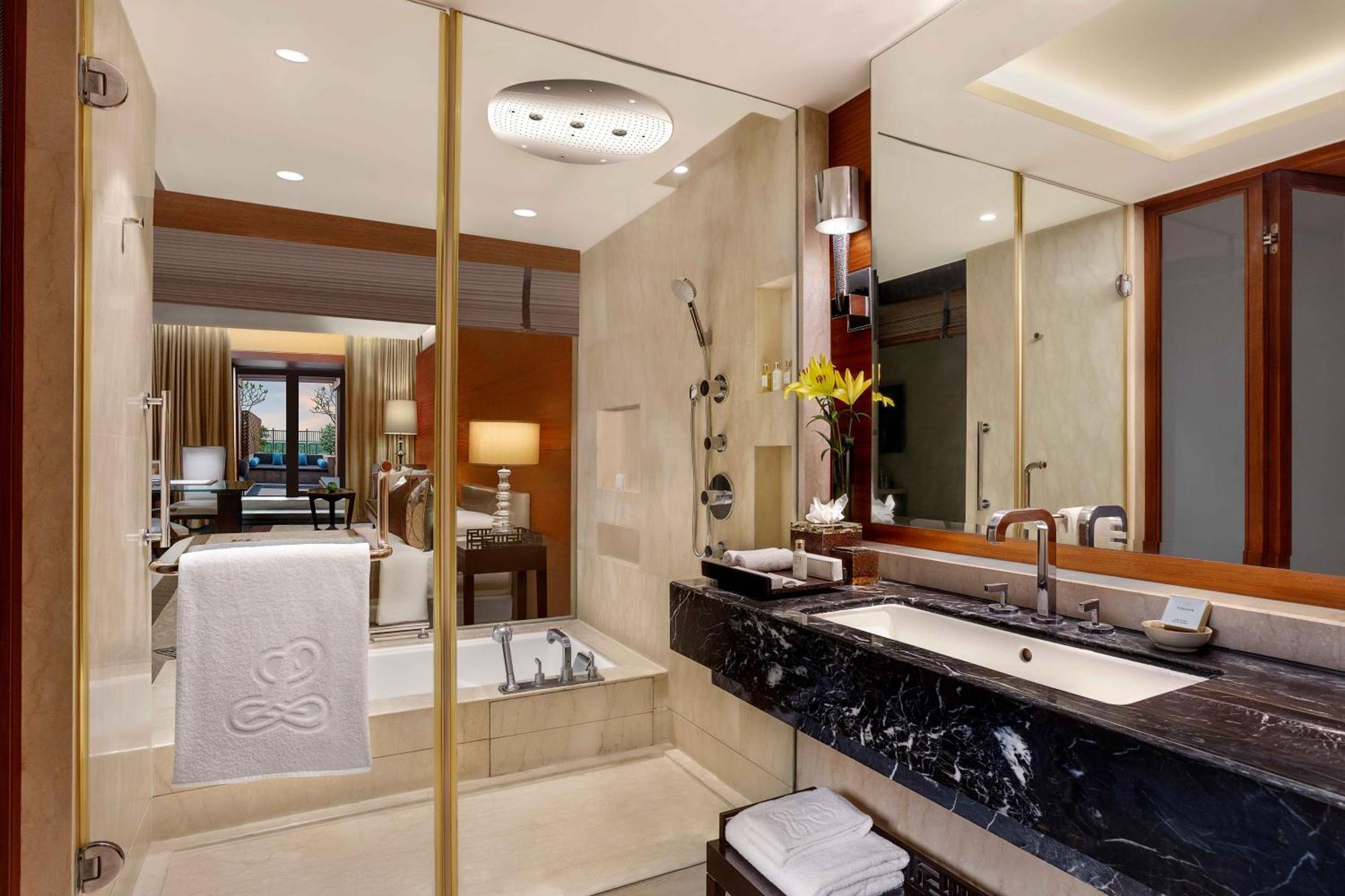 The Leela Ambience Gurugram Hotel & Residences - The Luxury Urban Sanctuary Gurgáon Exteriér fotografie Bathroom