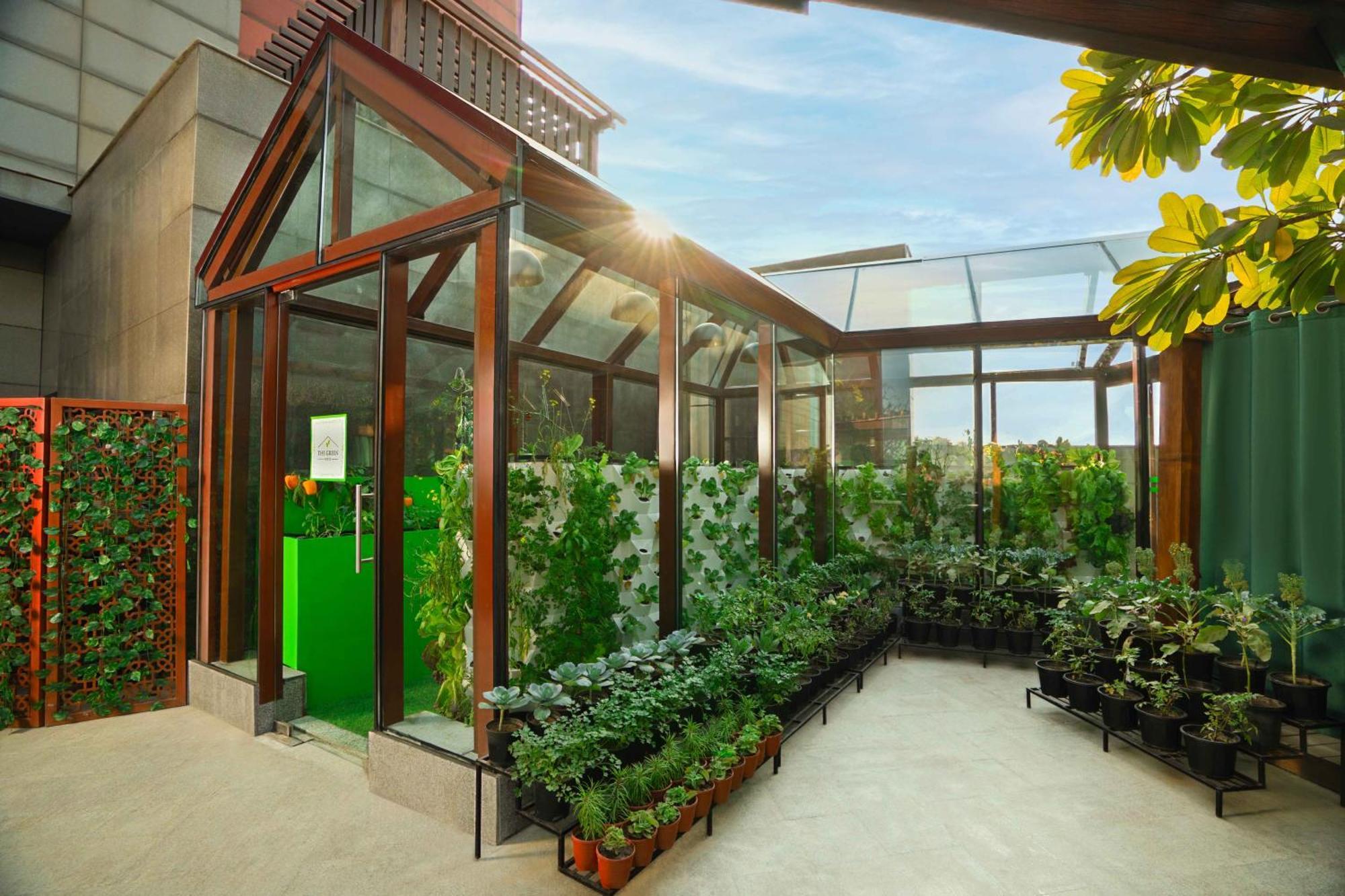 The Leela Ambience Gurugram Hotel & Residences - The Luxury Urban Sanctuary Gurgáon Exteriér fotografie The rooftop greenhouse