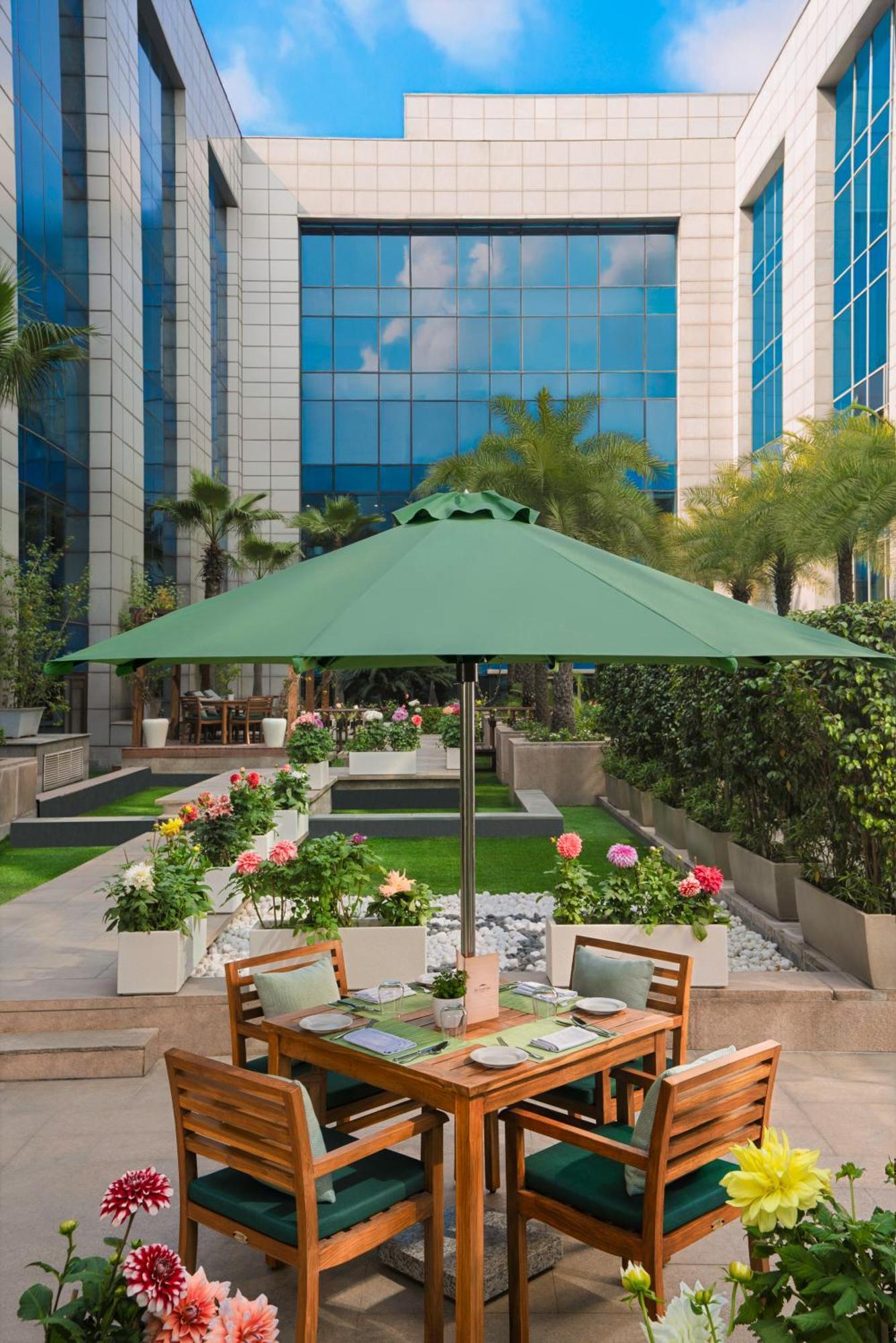 The Leela Ambience Gurugram Hotel & Residences - The Luxury Urban Sanctuary Gurgáon Exteriér fotografie A patio umbrella