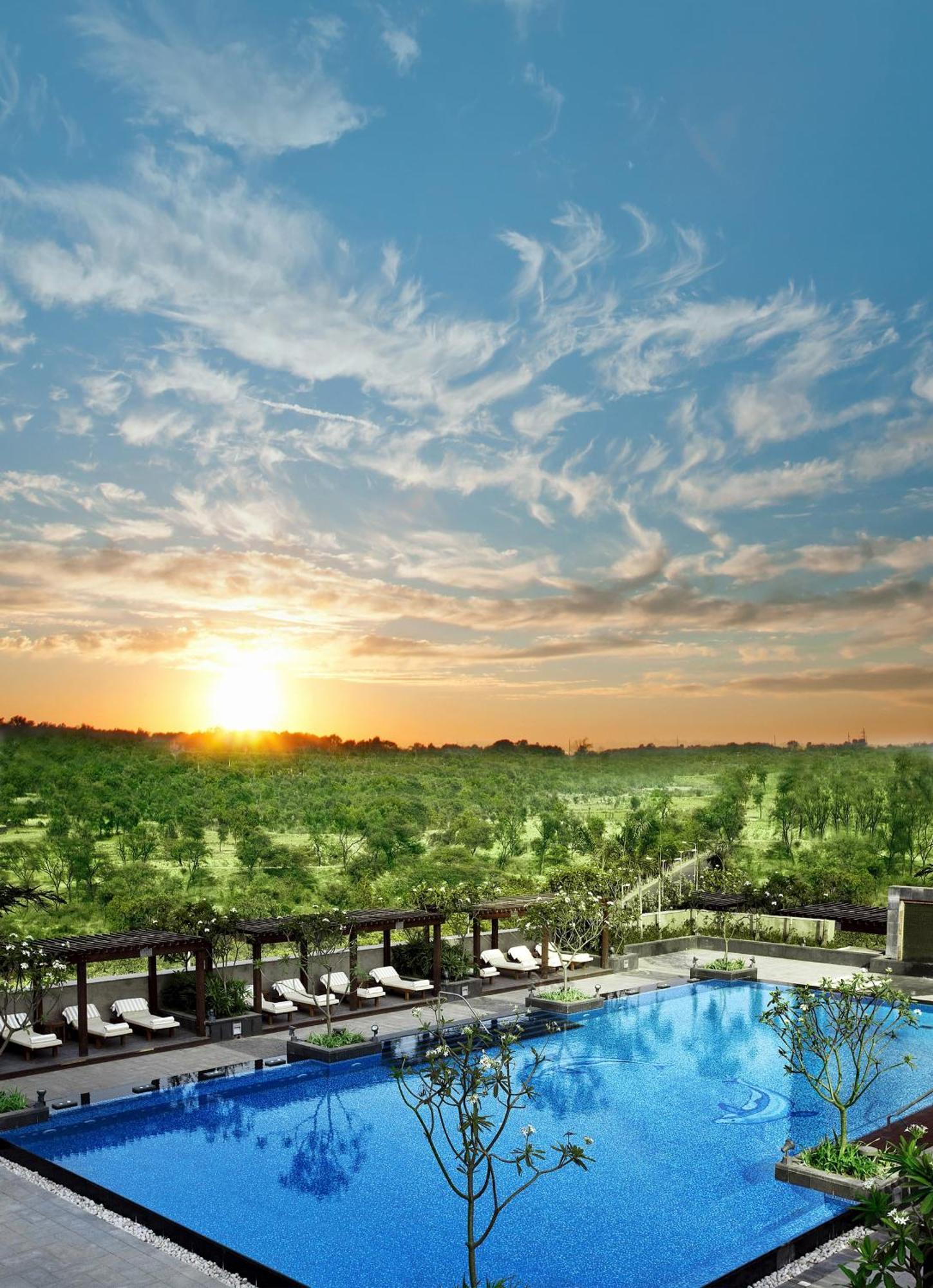 The Leela Ambience Gurugram Hotel & Residences - The Luxury Urban Sanctuary Gurgáon Exteriér fotografie Sunset at the vineyard