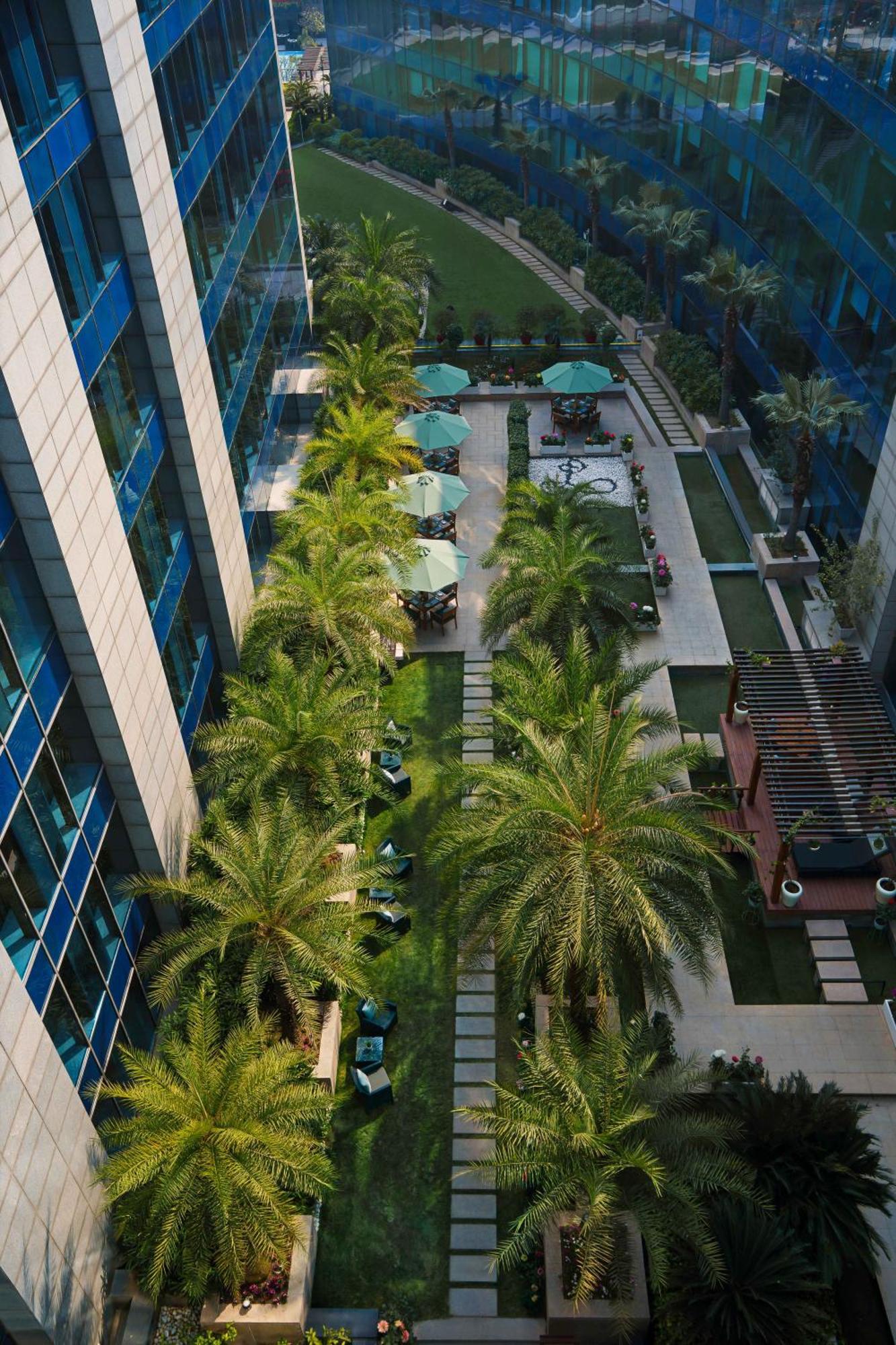 The Leela Ambience Gurugram Hotel & Residences - The Luxury Urban Sanctuary Gurgáon Exteriér fotografie The courtyard of the hotel