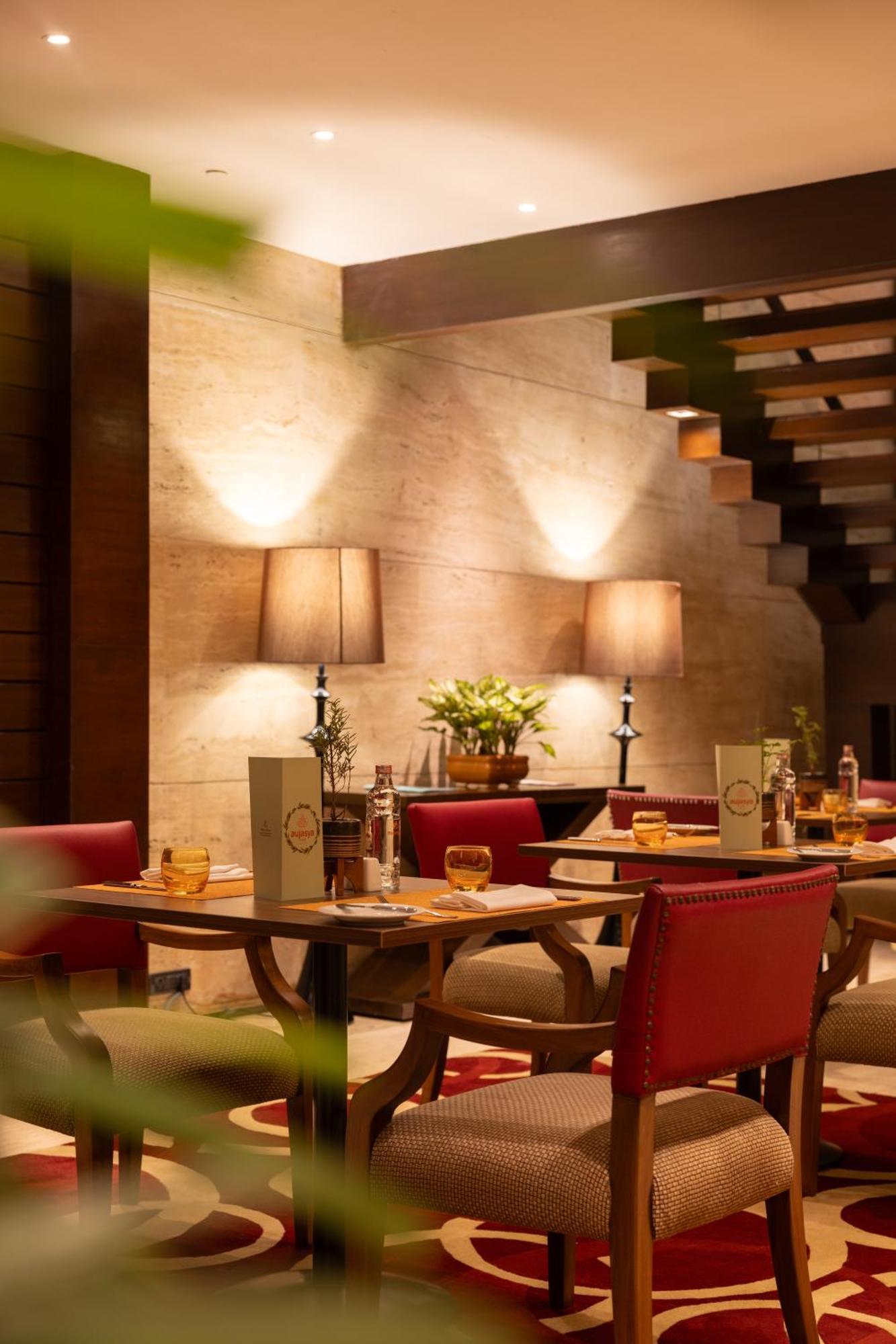 The Leela Ambience Gurugram Hotel & Residences - The Luxury Urban Sanctuary Gurgáon Exteriér fotografie The interior of the restaurant